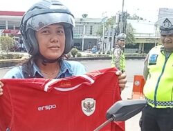 Operasi Zebra Candi Berjalan Lancar, Puluhan Pengendara Diberi Jersey Timnas Indonesia sebagai Hadiah