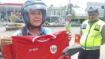 Operasi Zebra Candi Berjalan Lancar, Puluhan Pengendara Diberi Jersey Timnas Indonesia sebagai Hadiah