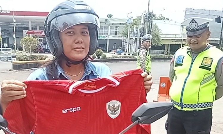 Operasi Zebra Candi Berjalan Lancar, Puluhan Pengendara Diberi Jersey Timnas Indonesia sebagai Hadiah