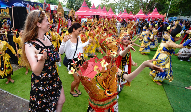 Festival Padang Ulanan Dimulai dengan Pertunjukan Tari Kolosal Gandrung Sewu di Banyuwangi