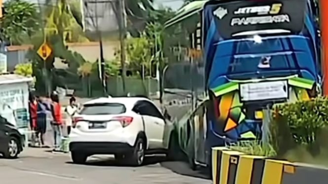 Video Tabrakan Bus dengan Honda HR-V di Pom Bensin, Netizen: Siapakah yang Bersalah?