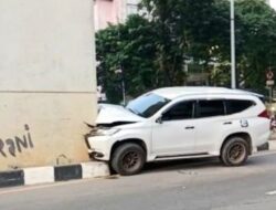 Diduga Pengemudi Kehilangan Kendali, Mobil Pajero Sport Menabrak Tiang LRT