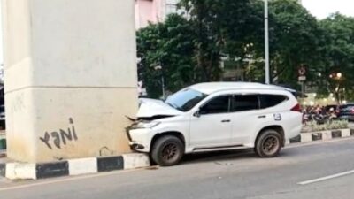 Diduga Pengemudi Kehilangan Kendali, Mobil Pajero Sport Menabrak Tiang LRT