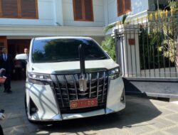 Prabowo Tiba di Gedung MPR/DPR dengan Mengendarai Alphard Putih untuk Diangkat Menjadi Presiden