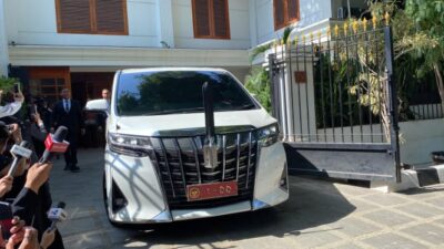 Prabowo Tiba di Gedung MPR/DPR dengan Mengendarai Alphard Putih untuk Diangkat Menjadi Presiden