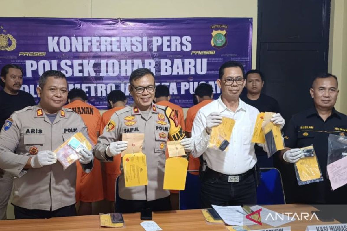 Polisi menangkap empat tersangka dengan ratusan gram sabu dalam tempo satu minggu