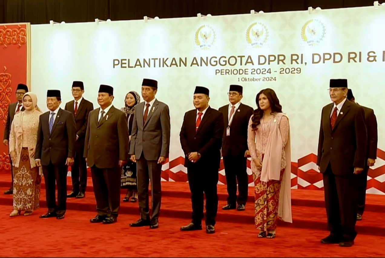 Prabowo Subianto and Jokowi Together Ride Presidential Car to the Inauguration of Elected Parliament