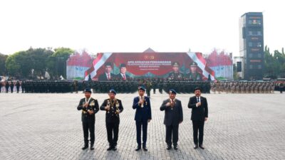 Jokowi dan Prabowo Subianto Naik Bersama di Jeep Pindad untuk Memeriksa Pasukan dalam Upacara Keamanan Pelantikan Presiden