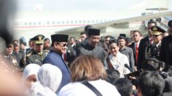 Prabowo Subianto accompanies Jokowi to Halim and wishes him success in the future.