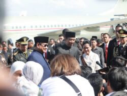 Prabowo Subianto accompanies Jokowi to Halim and wishes him success in the future.