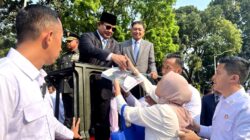 Tears of Happiness and Prayers as People Encounter Prabowo Subianto: “I Finally Have His Autograph”