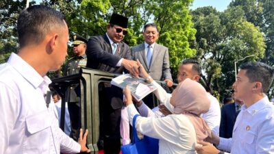 Tears of Happiness and Prayers as People Encounter Prabowo Subianto: “I Finally Have His Autograph”