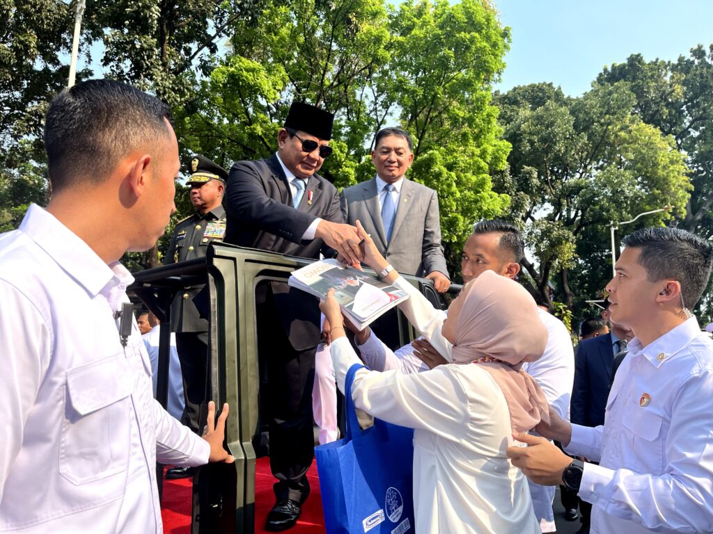 Tears of Happiness and Prayers as People Encounter Prabowo Subianto: “I Finally Have His Autograph”