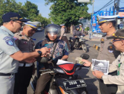 Polres Situbondo Bagi-bagi Brosur Edukasi kepada Pengendara