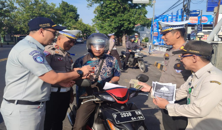 Polres Situbondo Bagi-bagi Brosur Edukasi kepada Pengendara