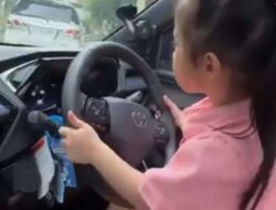 “Kontroversi Viral: Bocah Nyetir Mobil Dipangku Ibunya”