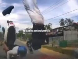 Detik-detik Mengejutkan: Adu Banteng Scoopy Vs Alphard DPRD