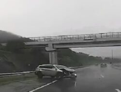 “Penemuan: Viral Toyota Rush Tergelincir di Tol dan Ditabrak Bus”