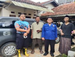 Penyelamat Petugas Damkar Evakuasi Kunci Tertinggal di Mobil Cilacap