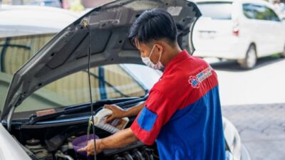6 Efek Bahaya Mengisi Oli Mesin Terlalu Banyak pada Kendaraan