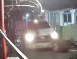 Mobil Melintas di Gang Sempit, Libas Sepeda Motor