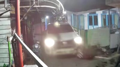 Mobil Melintas di Gang Sempit, Libas Sepeda Motor