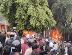 Demo Cilacap: 4 Motor dan 1 Truk Terbakar, Gedung DPRD Ricuh