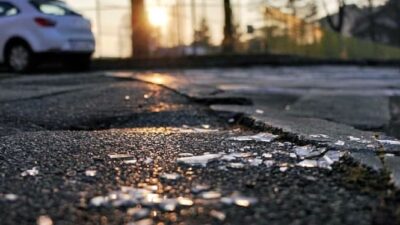 Mitos atau Fakta: Ban Mobil Bisa Bocor Jika Melindas Pecahan Kaca?