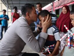 Dua Bocah Pemungut Sisa Makanan Dapat Hadiah dari Kapolres Gowa