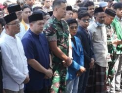 Warga, Mahasiswa dan Pejabat Kompak Gelar Salat Gaib di Halaman DPRD Makassar – Sebuah Upacara Kebersamaan