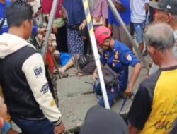 Penyelamatan Kaki Pengunjung Pasar Cilacap oleh Tim Damkar